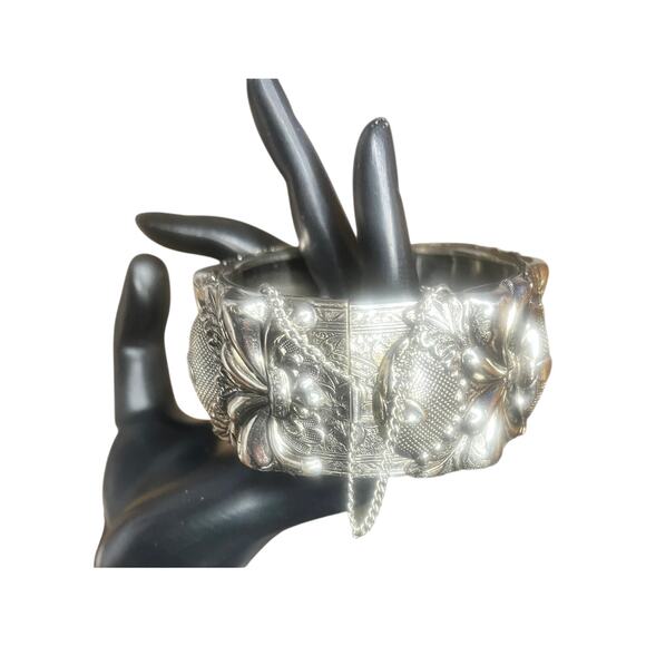 Vintage Vargas Silvertone Mesh Floral Bangle Bracelet - Picture 3 of 7